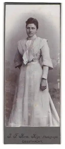 Fotografie J. F. Herm. Höge, Geesthacht, Dame im weissen Kleid in stehender Pose