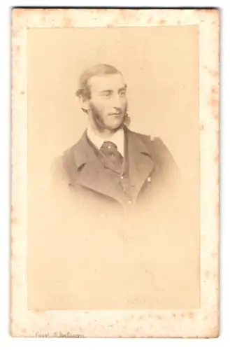 Fotografie Ferret, Nice, Rue Chauvin, 10, Portrait stattlicher Herr im Anzug mit Backenbart