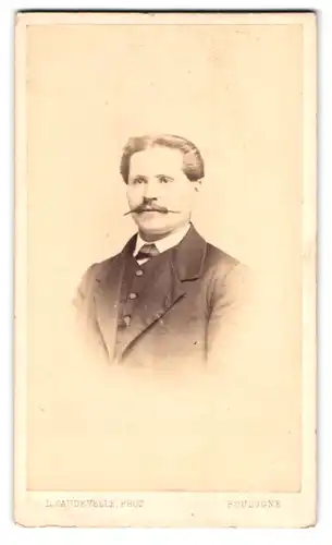 Fotografie E. Caudevelle, Boulogne-sur-Mer, Rue des Carreaux, 7, Portrait junger Herr im Anzug mit Zwirbelbart