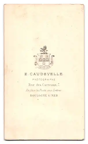 Fotografie E. Caudevelle, Boulogne-sur-Mer, Rue des Carreaux, 7, Portrait junger Herr im Anzug mit Zwirbelbart