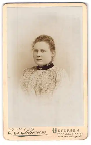 Fotografie C. J. Schweim, Uetersen, Parallelstrasse, Portrait junge Dame mit zurückgebundenem Haar