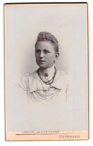 Fotografie Ferd. Lavorenz, Uetersen, Gr. Wulfhagen, Portrait junge Dame mit Kragenbrosche und Halskette