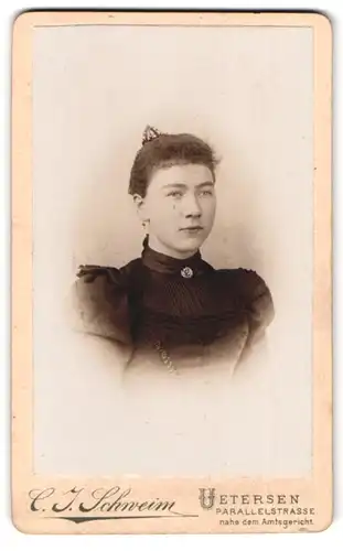 Fotografie C. J. Schweim, Uetersen, Parallelstrasse, Portrait junge Dame im schwarzen Kleid