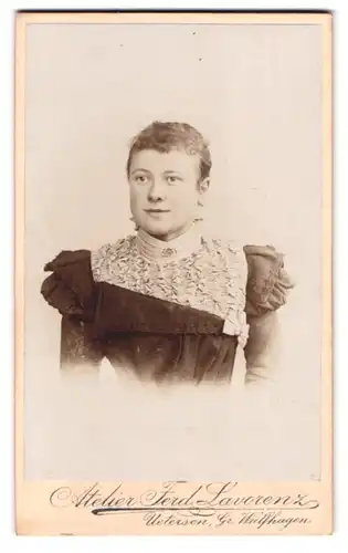 Fotografie Ferd. Lavorenz, Uetersen, Gr. Wulfhagen, Portrait junge Dame mit zurückgebundenem Haar