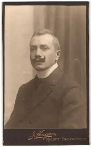 Fotografie J. Hagen, Malente-Gremsmühlen, Herr im Anzug mit Schnauzbart