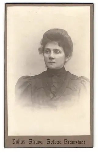 Fotografie Julius Struwe, Bramstedt, stubsnäsige Frau im Portrait