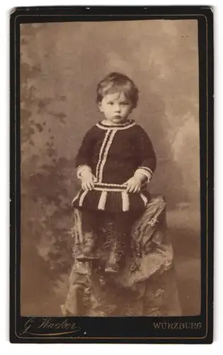 Fotografie G. Wacker, Würzburg, Randersackerstrasse 4, Kind im Strickkleid