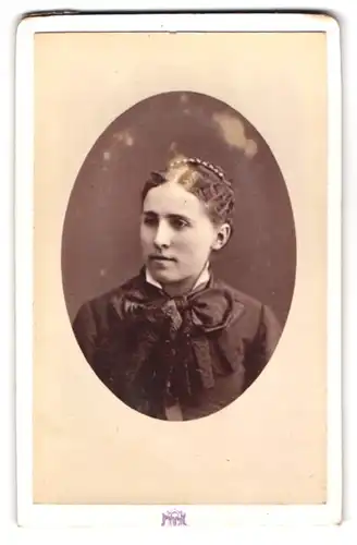 Fotografie F. Trottier, Clermont, Place Delille 12, junge Dame im Portrait