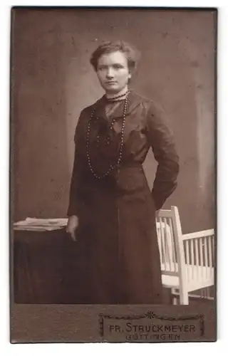 Fotografie Fr. Struckmeyer, Göttingen, Wendenstrasse 5a, bürgerliche Frau in schlichtem Kleid
