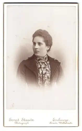 Fotografie Ernst Stautz, Eschwege, Friedrich Wilhelmstrasse, bürgerliche Frau mit stupidem Blick