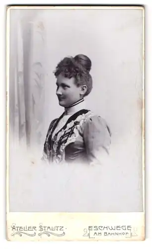 Fotografie Atelier Stautz, Eschwege, Am Bahnhof, hübsches Fräulein im feinen Zwirn