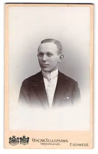 Fotografie Oscar Tellgmann, Eschwege, junger Mann im Anzug mit gescheiteltem Haar