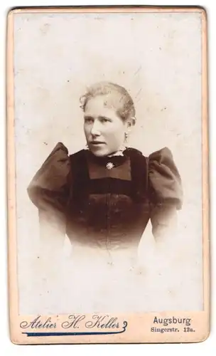 Fotografie Atelier H. Keller, Augsburg, Singerstrasse 12a, bürgerliche Frau in Puffärmelkleid