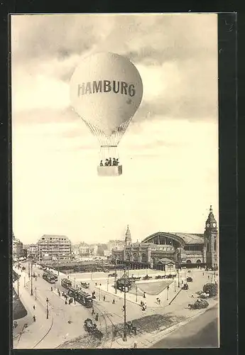 AK Hamburg-St.Georg, Ballon fliegt über Strassenbahnen und Bahnhof hinweg