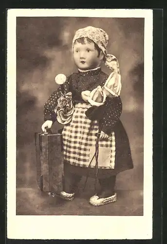 AK Käthe Kruse-Puppe mit Koffer und Schirm