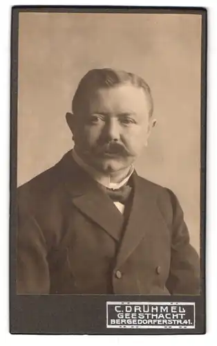 Fotografie C. Drühmel, Geesthacht, Bergedorferstrasse, 41, Portrait bürgerlicher Herr mit Moustache