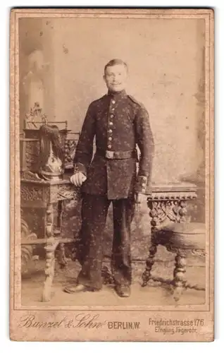 Fotografie Bunzel & Sohn, Berlin-W, Friedrichstrasse 176, Portrait Soldat in Uniform