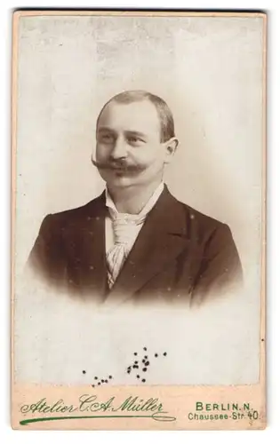 Fotografie C. A. Müller, Berlin-N., Chaussee-Strasse 40, Portrait eleganter Herr mit Schnauzbart