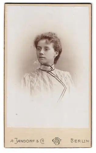 Fotografie A. Jandorf & Co., Berlin, Portrait junge Dame in modischer Kleidung