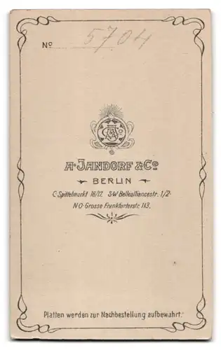 Fotografie A. Jandorf & Co., Berlin, Portrait junge Dame in modischer Kleidung