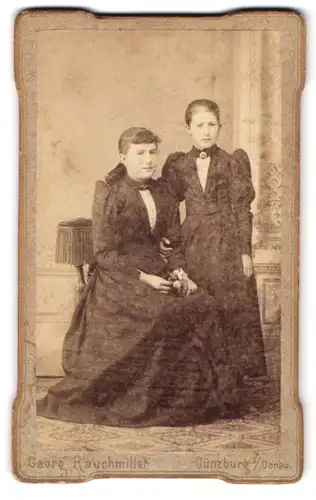 Fotografie Georg Rauchmiller, Günzburg a. Donau, Portrait zwei junge Damen in zeitgenössischer Kleidung
