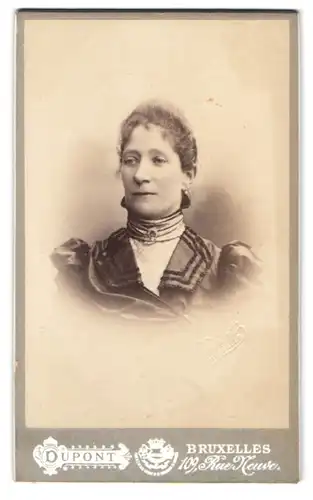 Fotografie Dupont, Bruxelles, 109, Rue Neuve, Portrait bürgerliche Dame mit zurückgebundenem Haar