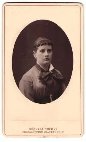 Fotografie Géruzet Frères, Bruxelles 27 B, Rue de l`Ecuyer, Brustportrait junge Dame mit Ponyfrisur