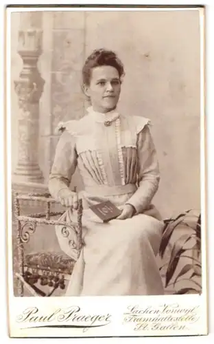 Fotografie Paul Praeger, Lachen-Vonwil b. St. Gallen, Portrait junge Dame im Kleid mit Buch in der Hand