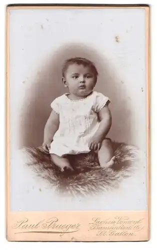 Fotografie Paul Praeger, Lachen-Vonwil b. St. Gallen, Portrait süsses Kleinkind im weissen Hemd