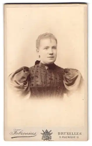 Fotografie Fabronius, Bruxelles, 11, Rue Neuve, 11, Portrait junge Dame im bestickten Kleid