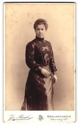 Fotografie Jos. Raab, Braunschweig, Steinweg 42, Portrait junge Dame im modischen Kleid