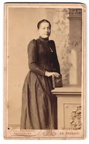 Fotografie H. Mehlert, Wilster, Am Neumarkt, Portrait modisch gekleidete Dame mit einem Buch