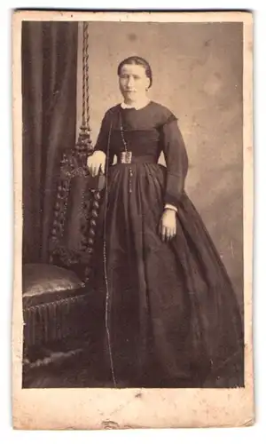 Fotografie unbekannter Fotograf und Ort, Portrait bürgerliche dame im Kleid