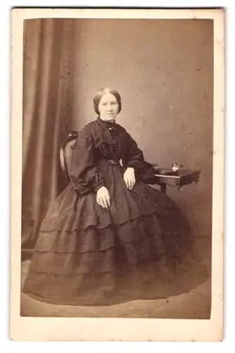 Fotografie Appleton & Co., Bradford, Manningham Lane, Portrait bürgerliche Dame im Kleid