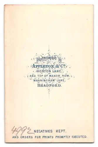 Fotografie Appleton & Co., Bradford, Manningham Lane, Portrait bürgerliche Dame im Kleid