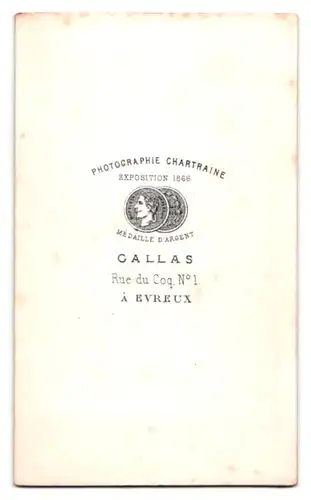 Fotografie Gallas, Evreux, Rue du Coq, 1, Portrait bürgerliche Dame mit Kleinkind auf dem Schoss