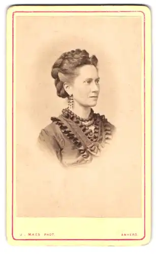 Fotografie J. Maes, Anvers, Portrait bürgerliche Dame mit Flechtfrisur