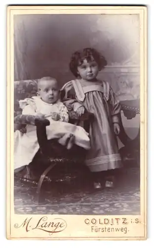 Fotografie M. Lange, Colditz i. S., Fürstenweg, Portrait kleines Mädchen im Kleid mit Kleinkind