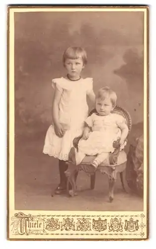 Fotografie Hugo Thiele, Mainz, Gr. Bleiche 48, Portrait kleines Mädchen im Kleid und Kleinkind