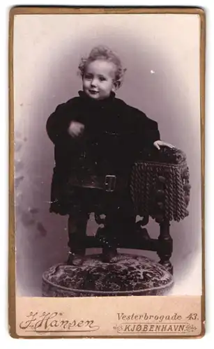 Fotografie J. Hansen, Kjobenhavn, Vesterbrogade 43, Portrait kleines Kind in modischer Kleidung