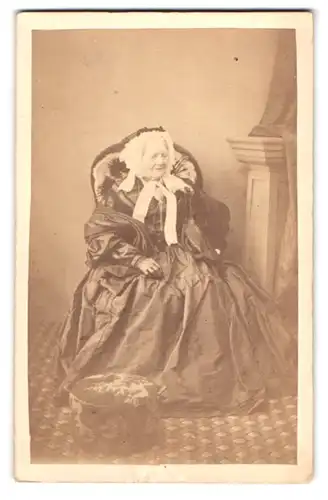 Fotografie A. E. Scales, Hartlepool, Portrait ältere Dame im Kleid mit Haube