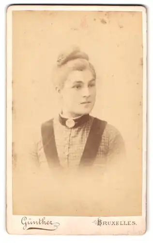 Fotografie Günther, Bruxelles, Rue Neuve 25, Portrait junge Dame mit Hochsteckfrisur und Kragenbrosche