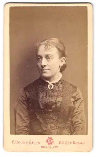 Fotografie Eug. Guérin, Bruxelles, 142, Rue Royale, Portrait junge Dame mit Kragenbrosche