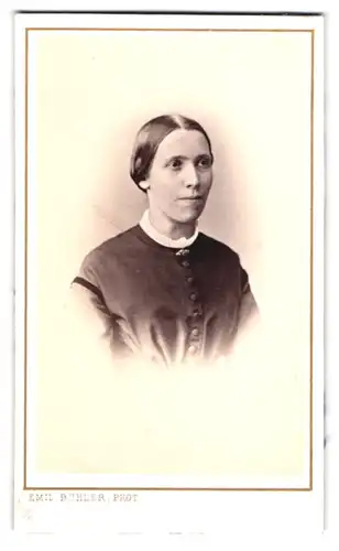 Fotografie Emil Bühler, Mannheim, Ludwigs-Strasse 34, Portrait junge Dame im modischen Kleid