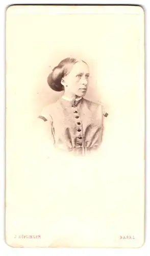 Fotografie J. Höflinger, Basel, St. Johannvorstadt 44, Portrait bürgerliche Dame im Kleid mit Kragenbrosche