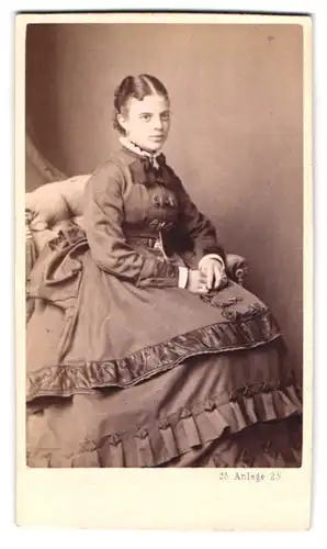 Fotografie J. Schulze, Heidelberg, Anlage 25, Portrait junge Dame in zeitgenössischer Kleidung