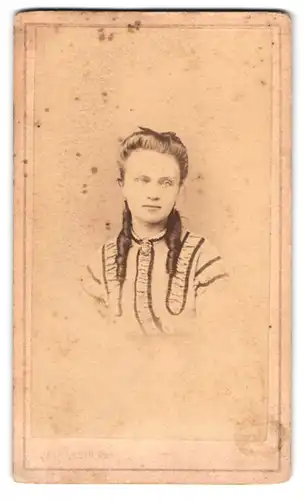 Fotografie Desgardin, Saint Brieuc, Rue aux Chevres, junges Fräulein im Portrait