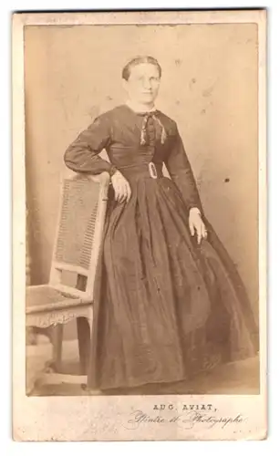 Fotografie Aug. Aviat, Troyes, Mail du Lycée 71, bürgerliche Frau im taillierten Kleid