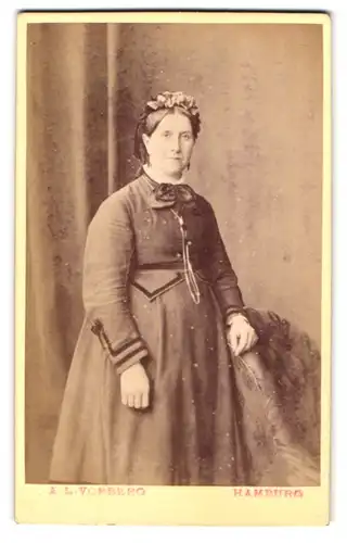 Fotografie A. L. Vorberg, Hamburg, Zeughausmarkt 42, bürgerliche Frau im schlichten Kleid