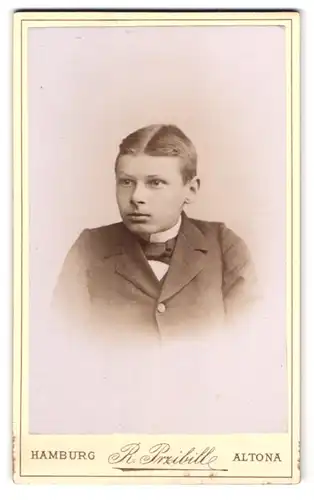 Fotografie R. Przibill, Altona, Reichenstrasse 18, Junge im Anzug